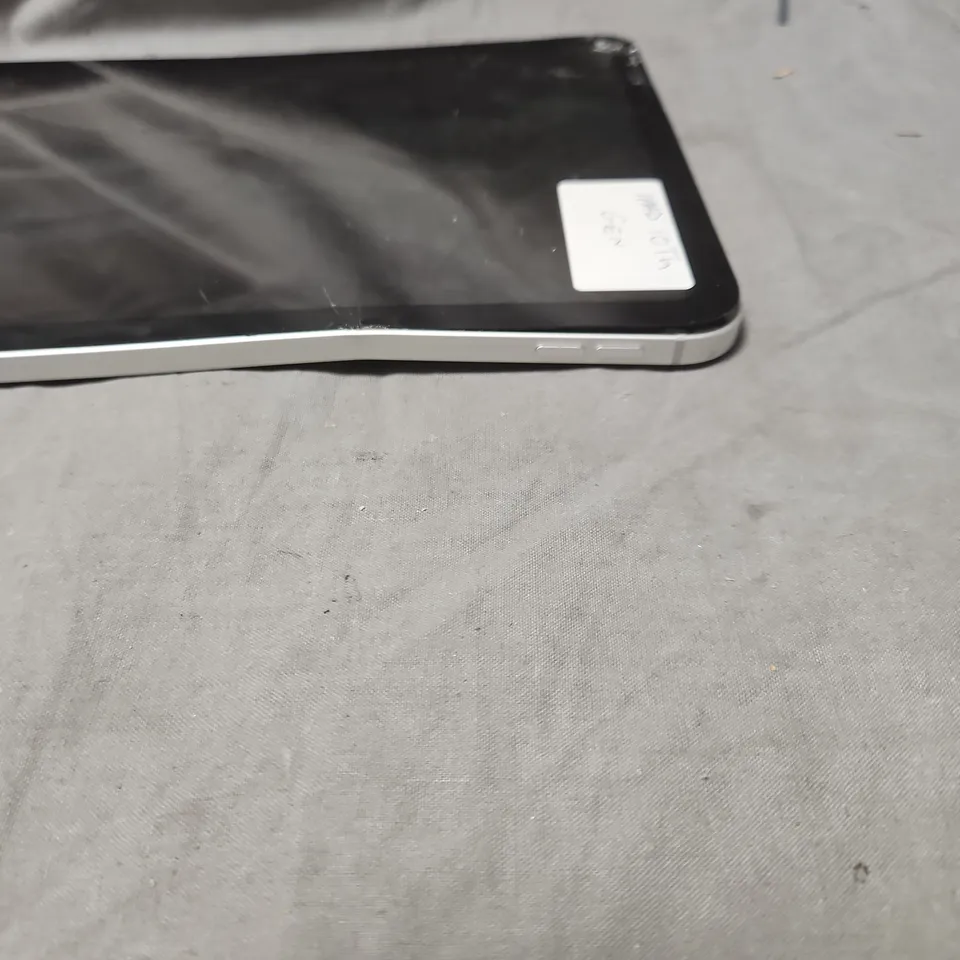 APPLE IPAD – SILVER TABLET (CRACKED FRONT SCREEN)