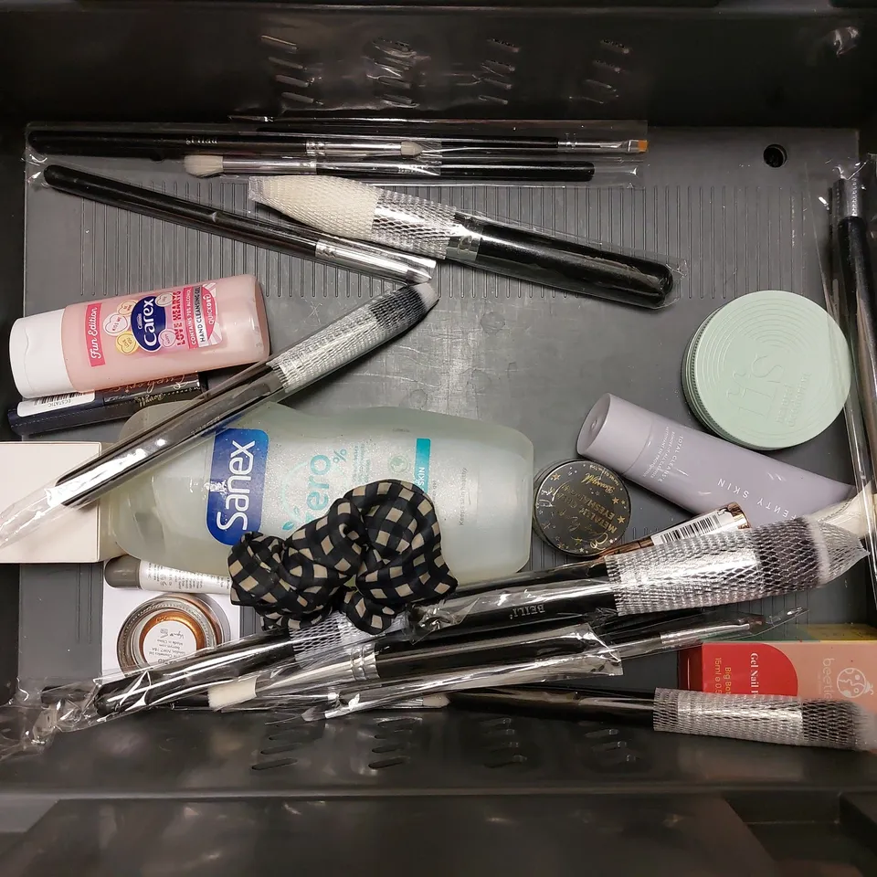 BOX OF APPROX 15 COSMETIC ITEMS TO INCLUDE SOAP&GLORY JINGLE BLOOMS DUO, TED BAKER BODY SPRAY, GRUUM BODY BAR