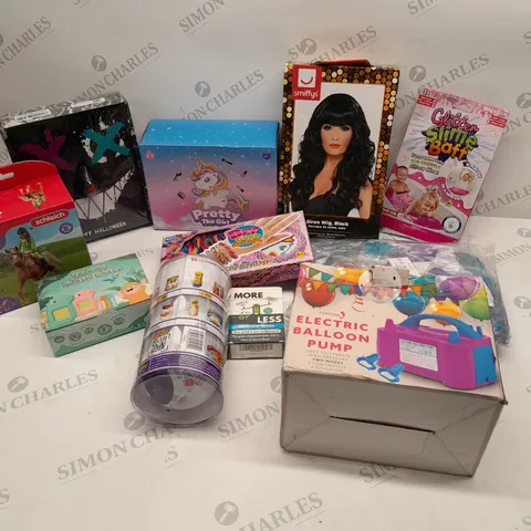 APPROXIMATELY 22 ASSORTED TOYS AND ACCESSORIES TO INCLUDE; SMIFFY'S SIREN WIG, GLITTER SLIME BAFF, ELECTRIC BALLOON PUMP,