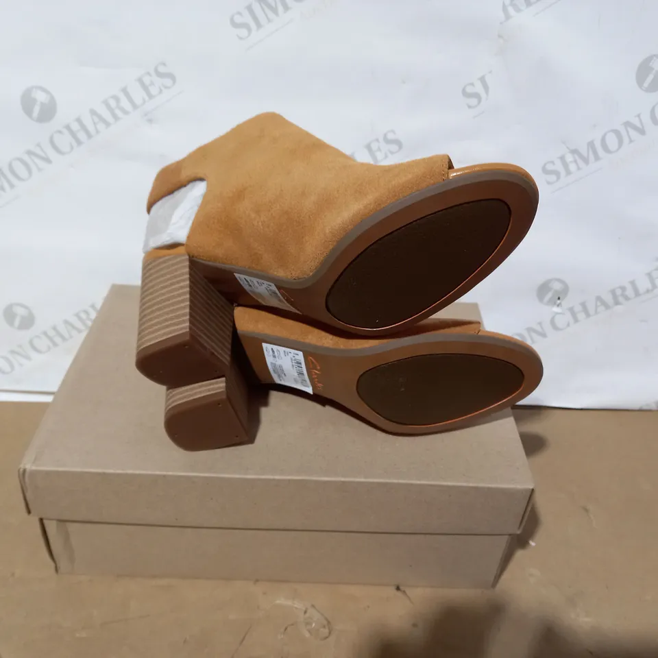 BOXED PAIR OF CLARKS - SIZE 3E