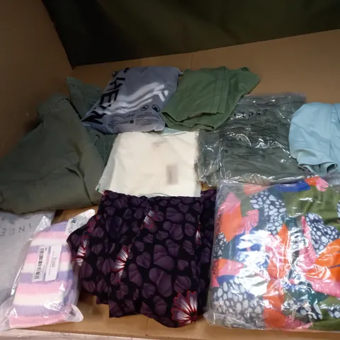 LOT OF APPROX 20 ASSORTED CLOTHING ITEMS TO INCLUDE JUMPERS, JEANS AND T-SHIRTS