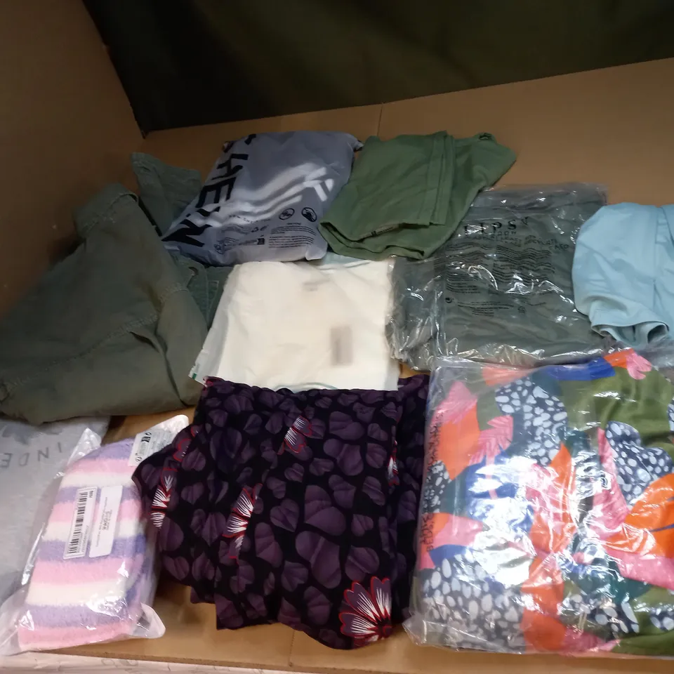 LOT OF APPROX 20 ASSORTED CLOTHING ITEMS TO INCLUDE JUMPERS, JEANS AND T-SHIRTS