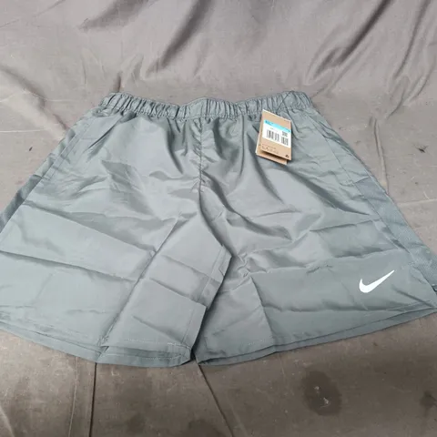 NIKE GREY SPORTS SHORTS - SIZE M 