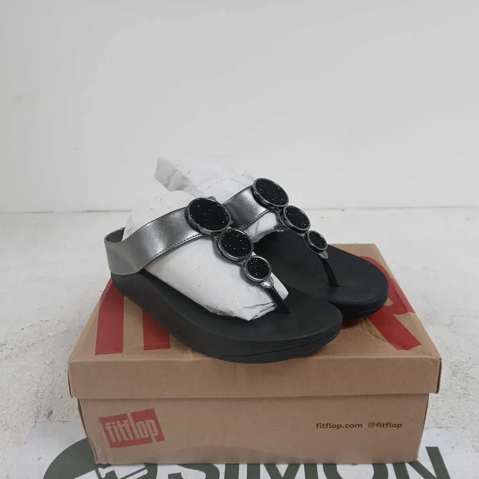 FITFLOP HALO BEAD CIRCLE METALLIC TOP POST SANDALS PEWTER BLACK SIZE 4 BOXED
