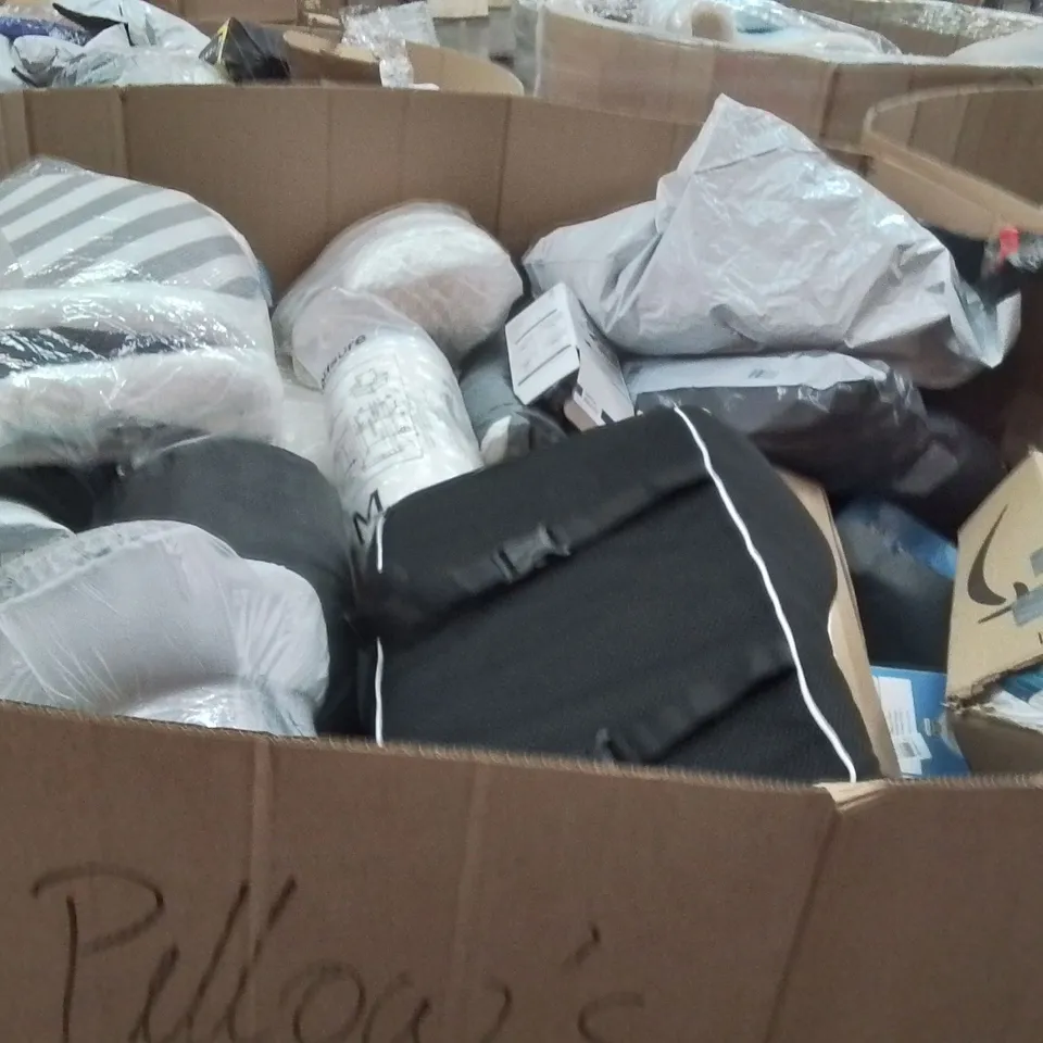 PALLET CONTAINING A LARGE QUANTITY OF PILLOWS 