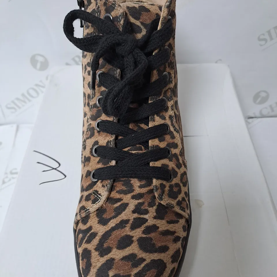 LEOPARED ADESSO BOOTS SIZE 4