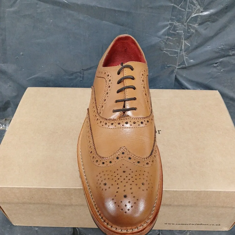 BOXED PAIR OF SAMUEL WINDSOR CASUAL LEATHER SHOES - UK SIZE 9