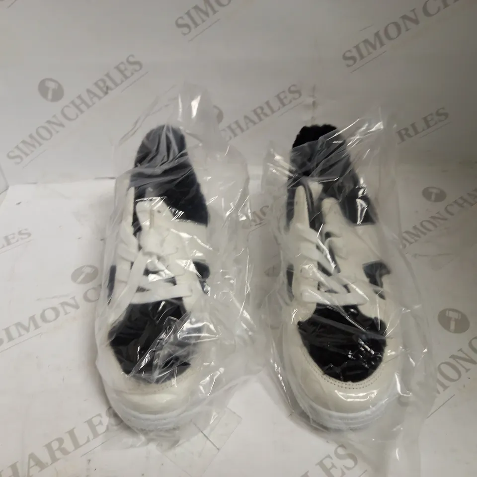 DESIGNER BLACK/WHITE TRAINERS SIZE 39 