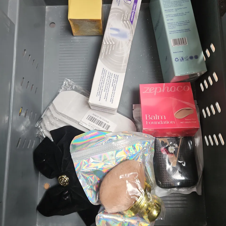 APPROXIMATELY 20 ASSORTED HEALTH & BEAUTY PRODUCTS TO INCLUDE - HAIRBURST SHAMPOO & CONDITIONER - PIXI BROW TAMER - BED HEAD AFTER PARTY SMOOTHING CREAM - ETC
