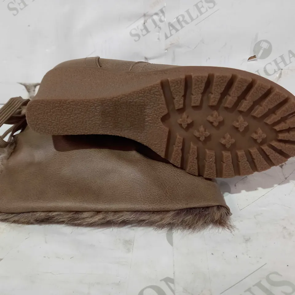 BOXED PAIR OF DESIGNER HIGH LEATHER BOOTS IN KHAKI UK SIZE 4