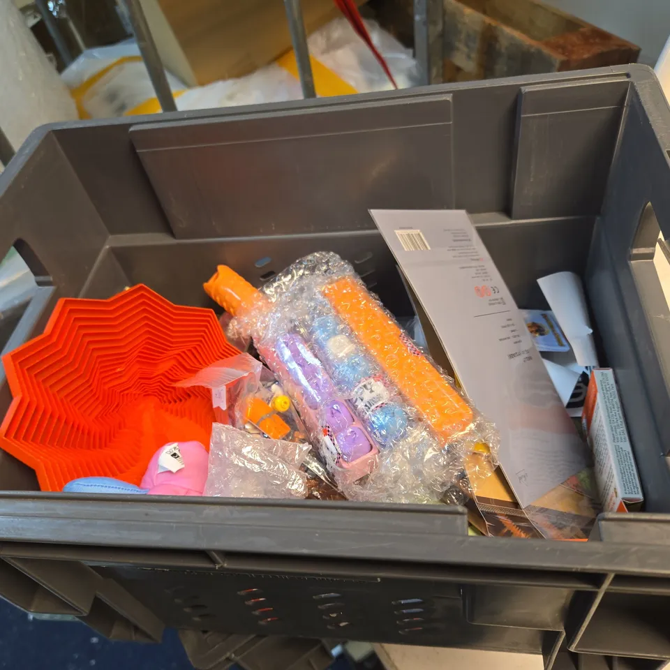 LARGE QUANTITY OF TOYS AND ACCESSORIES TO INCLUDE; YOTO STORIES, GUESS IN 10, SOFT TOYS, PAPER PLACE GEL PENS, GLOW IN THE DARK DINOSAUR AND PALM READING CARDS