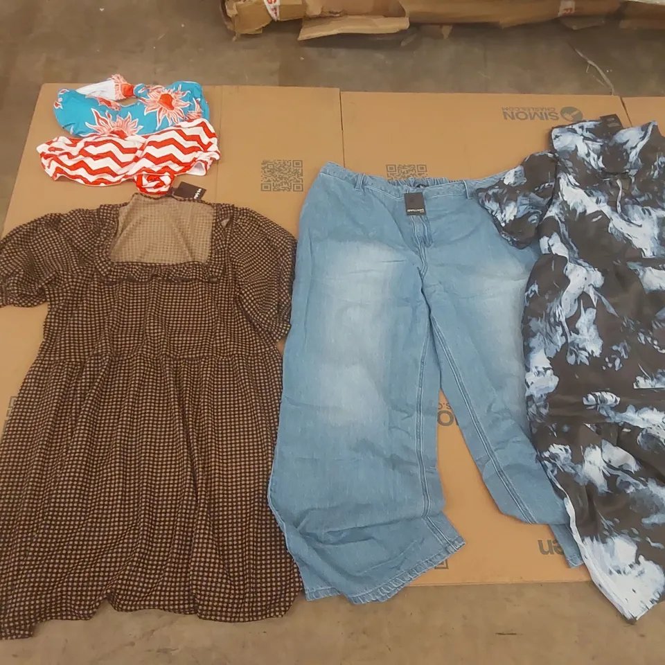 PALLET CONTAINING APPROXIMATELY 700X BRAND NEW ASSORTED DESIGNER CLOTHING ITEMS INCLUDING: SIMPLY BE DRESSES, JD WILLIAMS JEANS, BIKINI TOPS ECT
