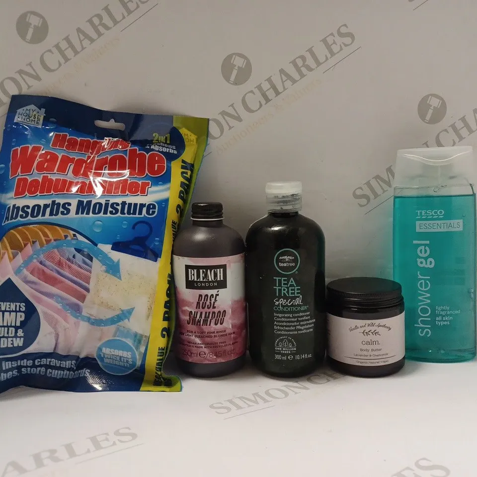 BOX OF APPROX 20 ASSORTED HEALTH AND BEAUTY ITEMS TO INCLUDE - BLEACH ROSE SHAMPOO - TEATREE CONDITIONER - TESCO ESSENTIALS SHOWER GEL ECT 