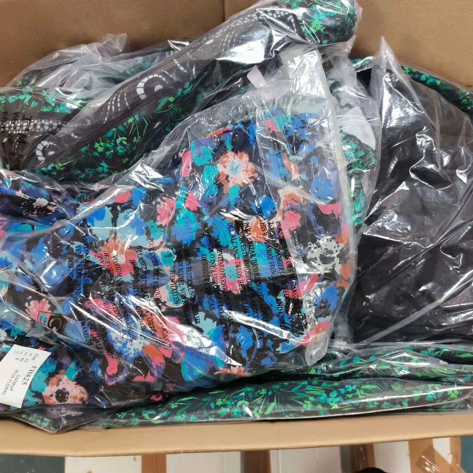APPROXIMATELY 20 ASSORTED CLOTHING ITEMS IN VARIOUS SIZES, STYLES & COLOURS