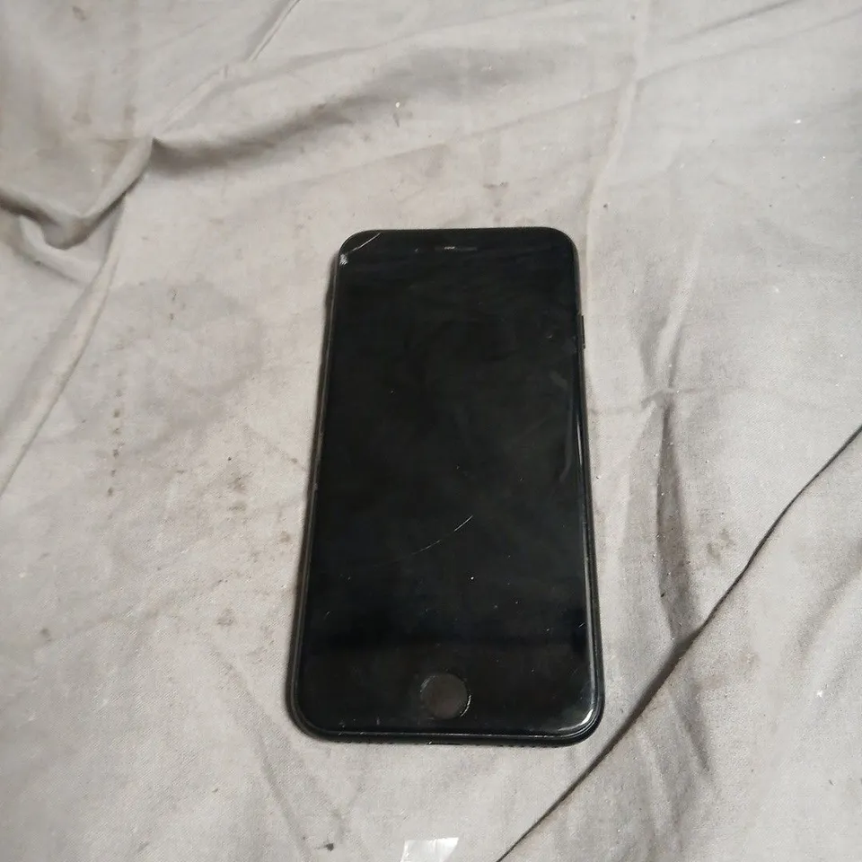 APPLE IPHONE – BLACK, CRACKED SCREEN 