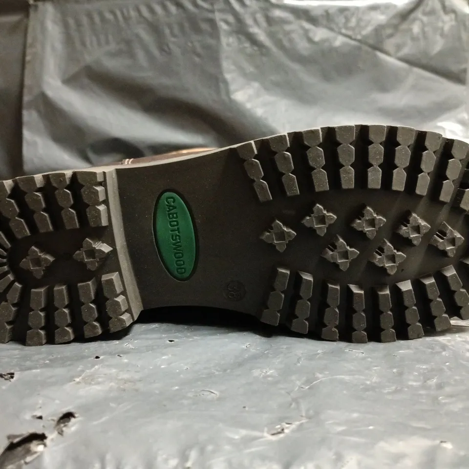 BOXED PAIR OF CABOTSWOOD AMBERLEY 2 COUNTRY BOOTS IN OAK/BISON SIZE EU 38