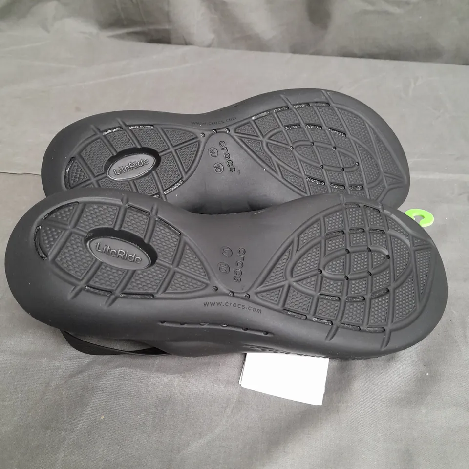 PAIR OF SANDALY CROCS LITE RIDE  360 SIZE 8