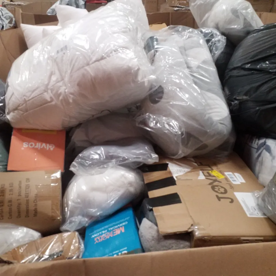 PALLET CONTAINING ASSORTED CUSHIONING & PILLOWS
