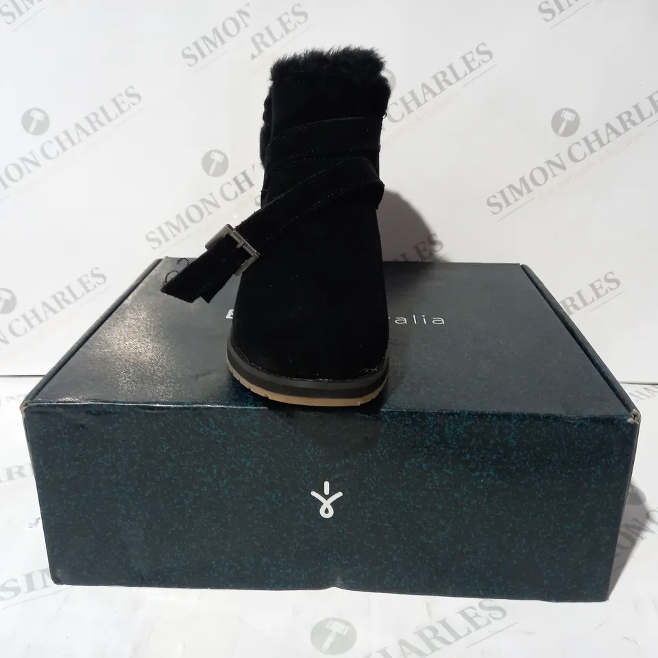 BOXED PAIR OF EMU AUSTRALIA FAUX SUEDE BOOTS - BLACK - UK 6