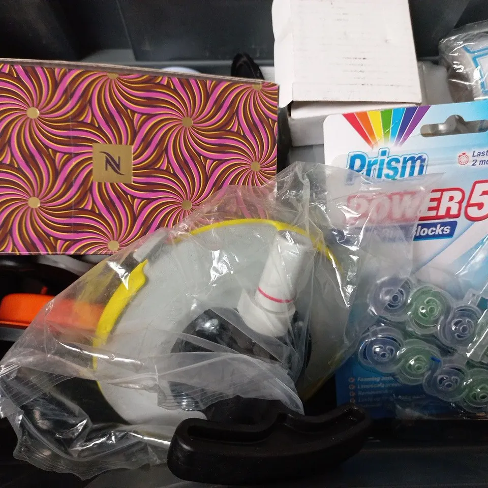 APPROXIMATELY 15 ASSORTED HOUSEHOLD PRODUCTS TO INCLUDE 0.5KG DUMBBELLS, KNOCKERS WORMS WORM BEDDING AND SWING BIN LINERS