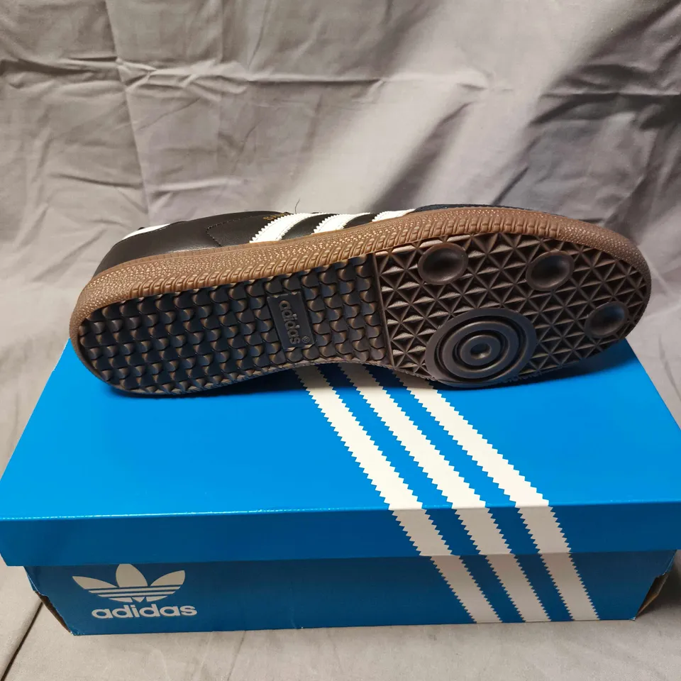 ADIDAS SAMBA OG TRAINERS IN BLACK/WHITE - 10