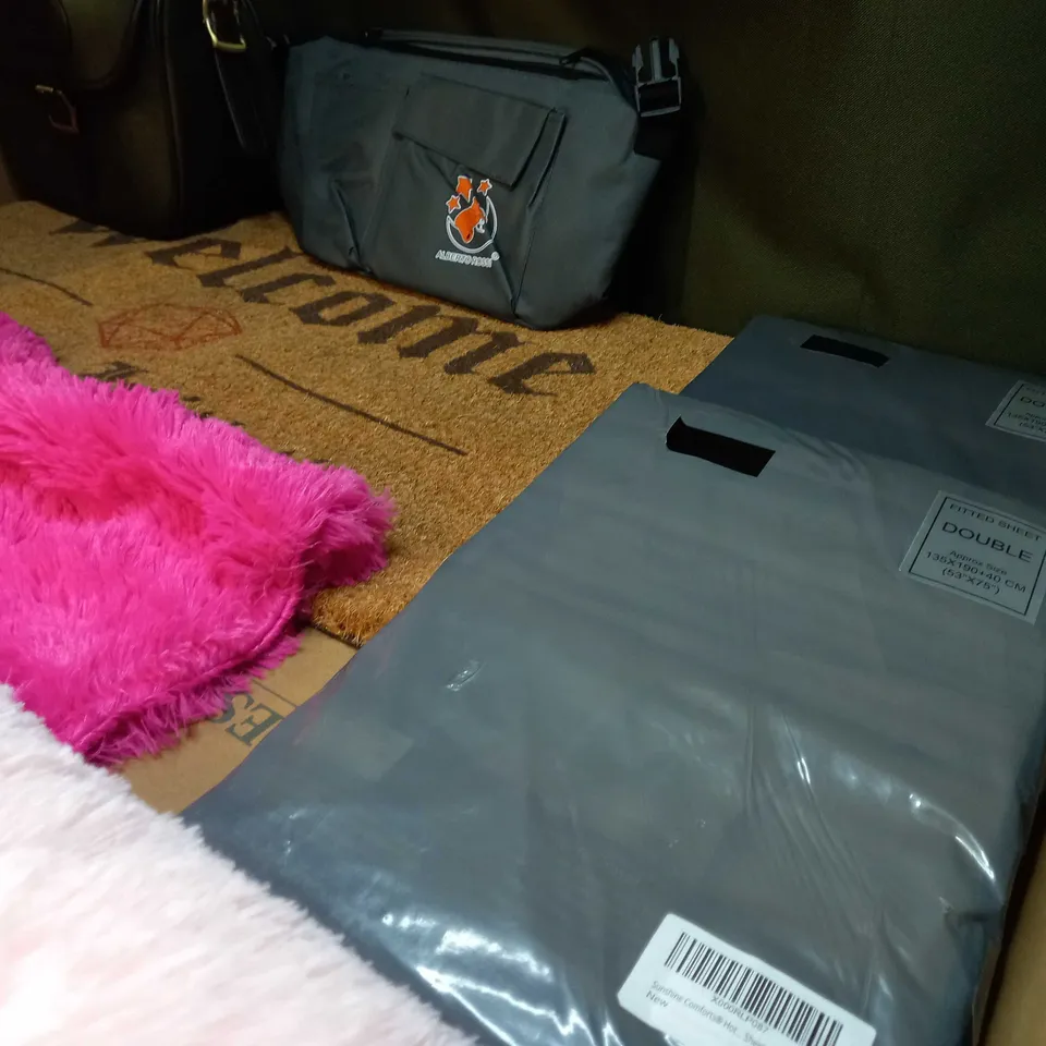 LARGE BOX OF APPROXIMATELY 20 ASSORTED HOUSEHOLD ITEMS TO INCLUDE: BABY PINK RUG, DOUBLE FITTED SHEETS, HOT PINK FLUFFY PILLOW CASES
