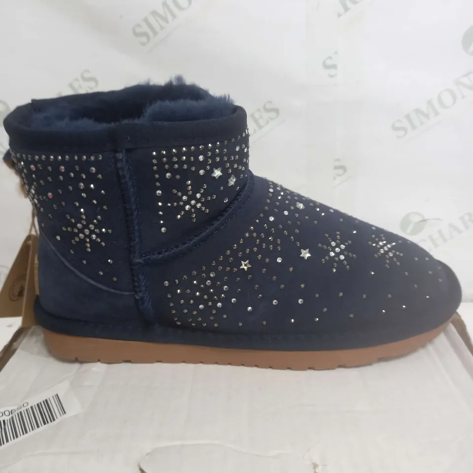 BOXED BONOVA BLUE STAR SLIPPERS SIZE 6