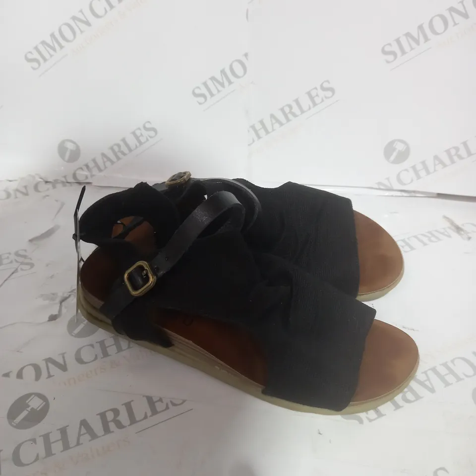 BLOWFISH MALIBU BURNSIDE FLAT SANDAL SIZE 4