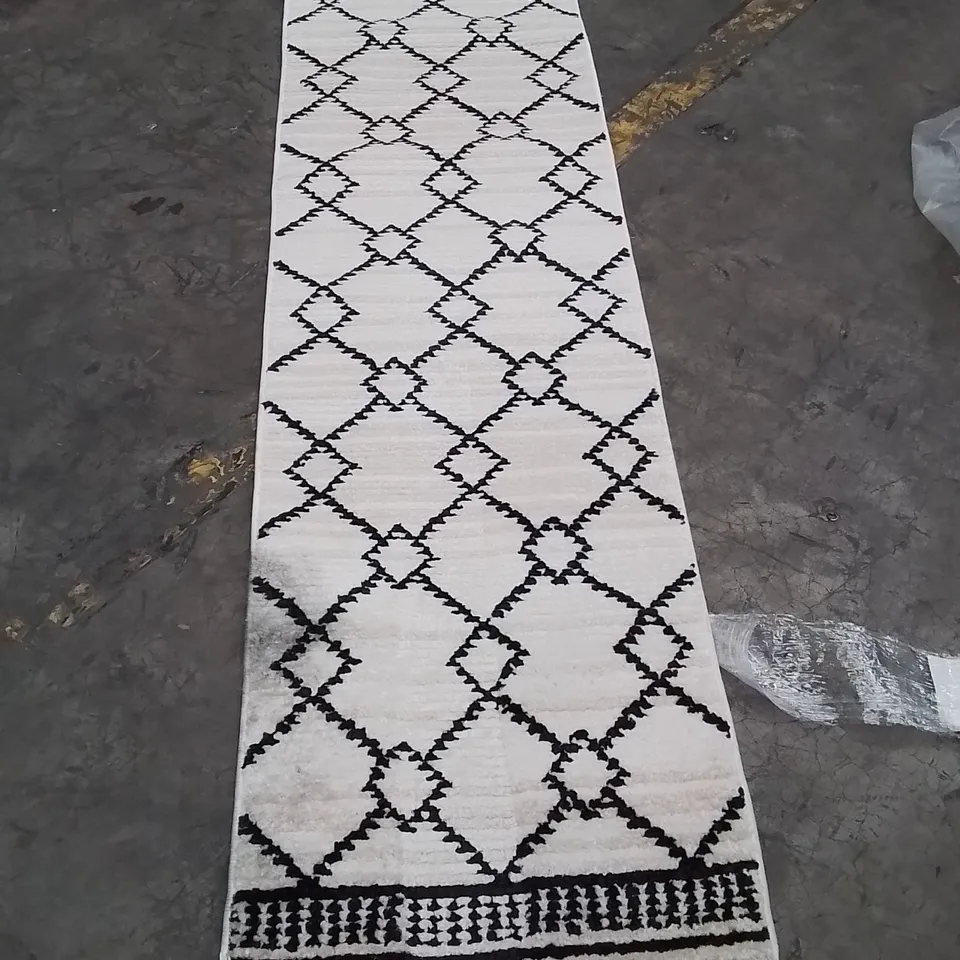 QUALITY DESIGNER AREA RUG - APPROXIMATELY 230X60CM