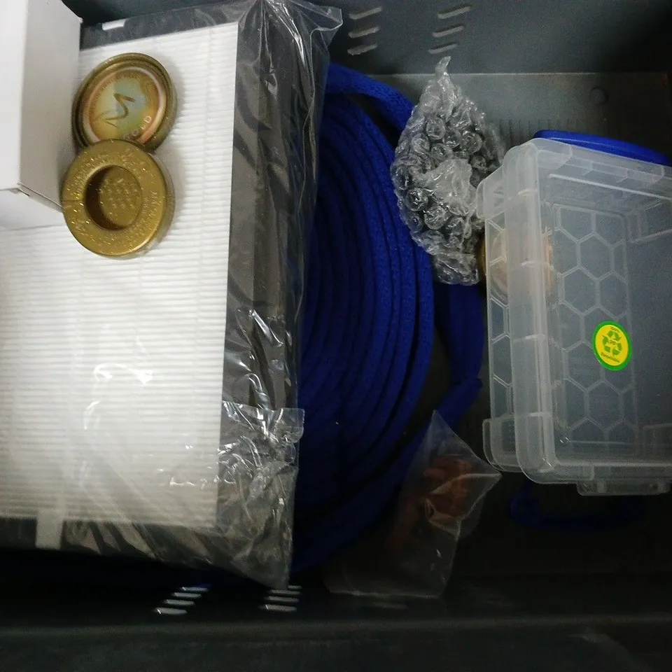APPROXIMATELY 7 ASSORTED ITEMS TO INCLUDE - STORAGE PLASTIC TUB , DOG LEAD ETC