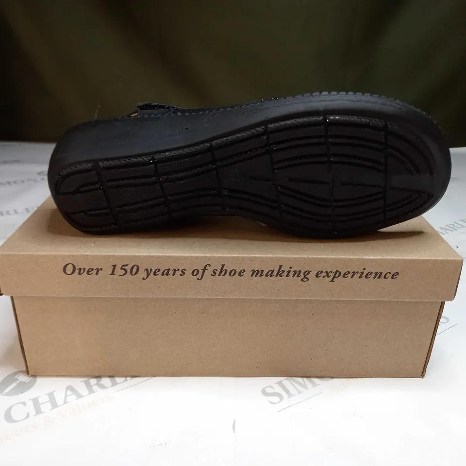 BOXED CUSHION WALK DIAMANTE TRIM SANDALS SIZE 7