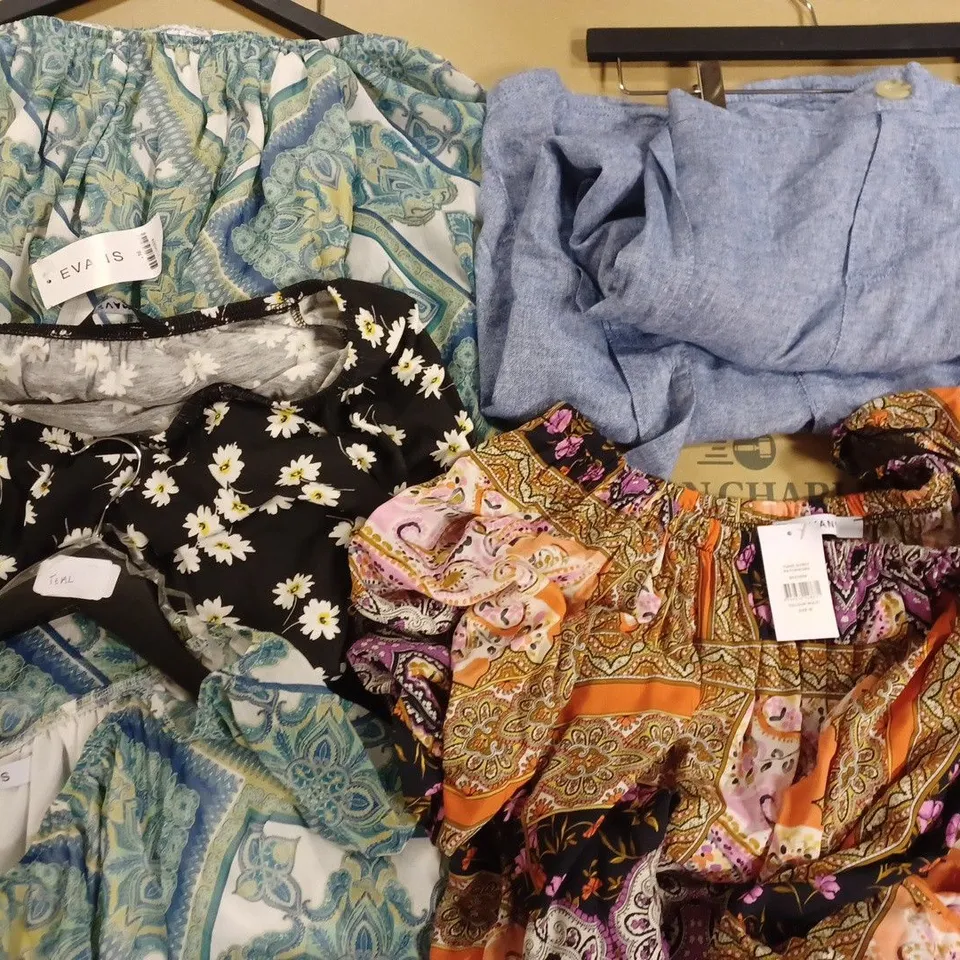 BOX OF APPROX 5 ASSORTED ITEMS OF CLOTHING IN VARIOUS SIZES AND STYLES