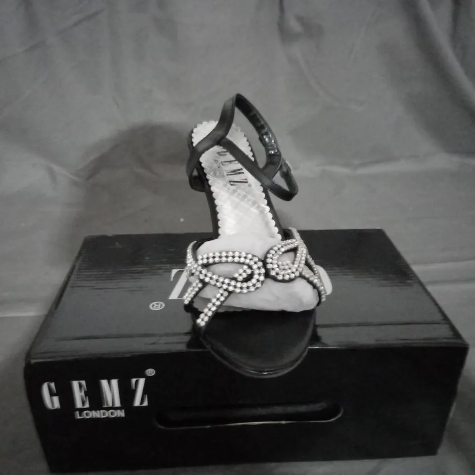 APPROXIMATELY 12 BOXED PAIRS OF GEMZ BLACK SANDALS IN VARIOUS SIZES TO INCLUDE SIZE 7