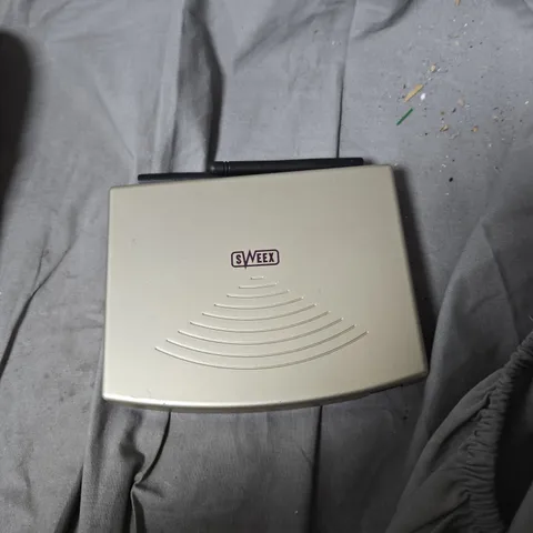 APPROXIMATELY 10 ASSORTED ELECTRICAL ITEMS INCLUDING BT ROUTER AND EE ROUTER 