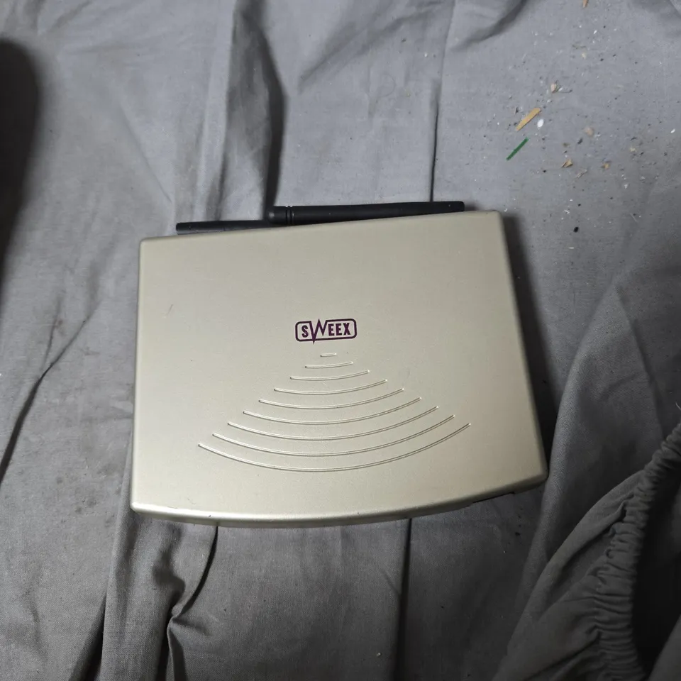 APPROXIMATELY 10 ASSORTED ELECTRICAL ITEMS INCLUDING BT ROUTER AND EE ROUTER 