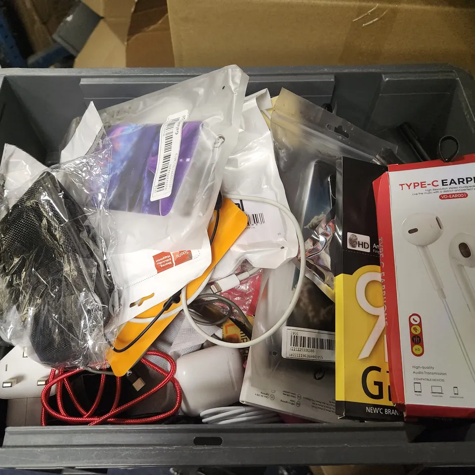 LARGE QUANTITY OF ASSORTED ELECTRICAL DEVICE ACCESSORIES TO INCLUDE; WFTE GLASS SCREEN PROTECTOR,  TYPE C EARPHONES, SAMSUNG USB-C 1 METRE CABLE, ETC