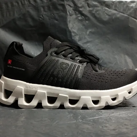 PAIR OF ON CLOUDSWIFT TRAINERS IN BLACK SIZE UK 4