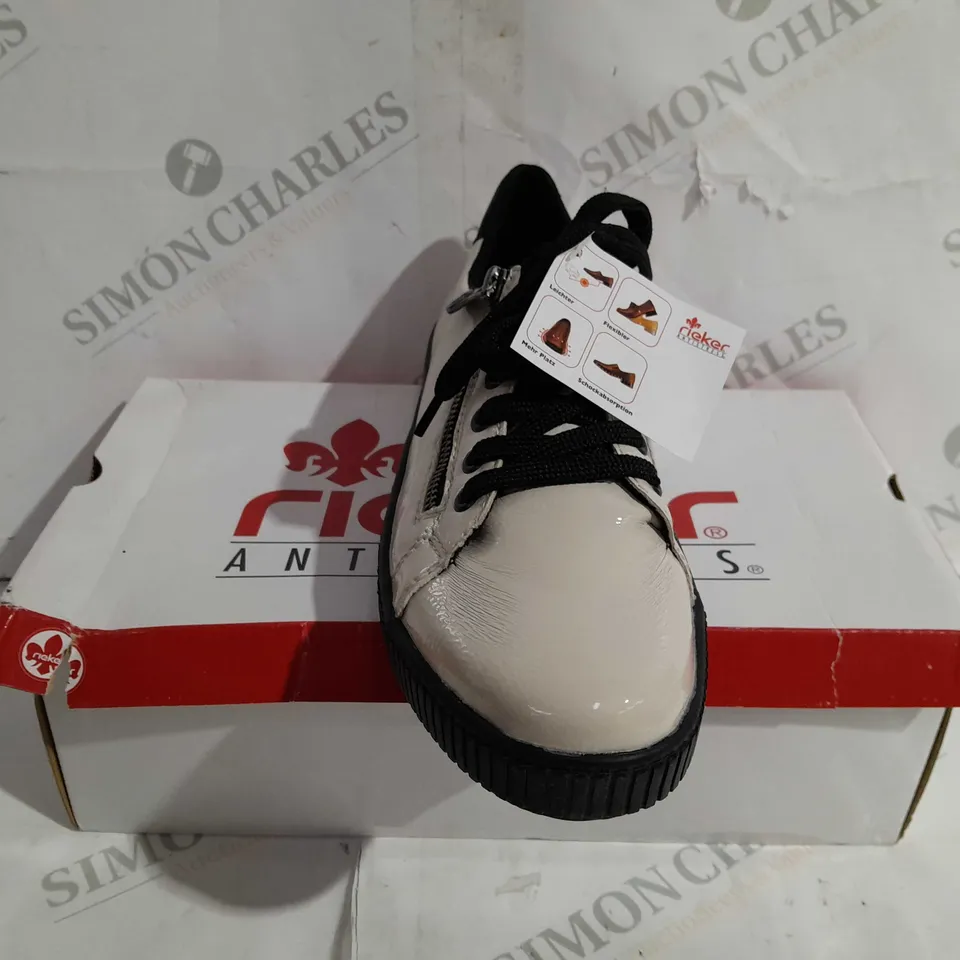 BOXED PAIR OF RIEKER SIDE ZIP CREAM BLOCK TRAINERS SIZE 7.5