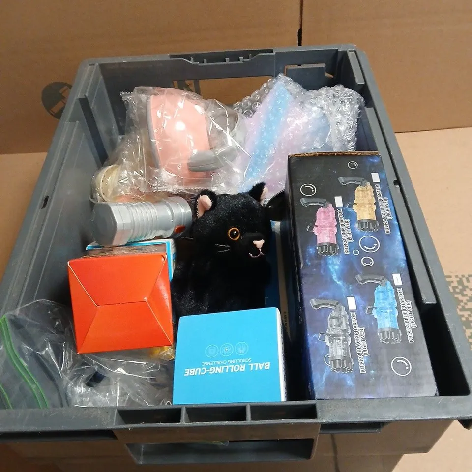 TOTE OF APPROXIMATELY 15 ASSORTED TOYS/RELATED ITEMS TO INCLUDE SOFT TOY, BALL ROLLING CUBE, NOTES ON THE CARD SAGE, ELECTRIC BUBBLE MACHINE ETC