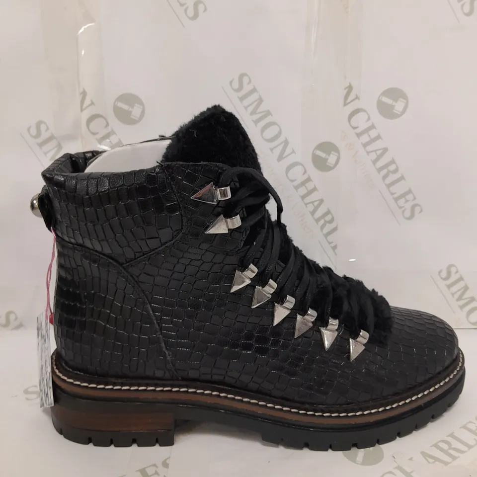 BOXED PAIR OF MODA IN PELLE CHIKKARA LACE UP CHUNKY SOLE HIKING BOOTS BLACK/CROC UK SIZE 7