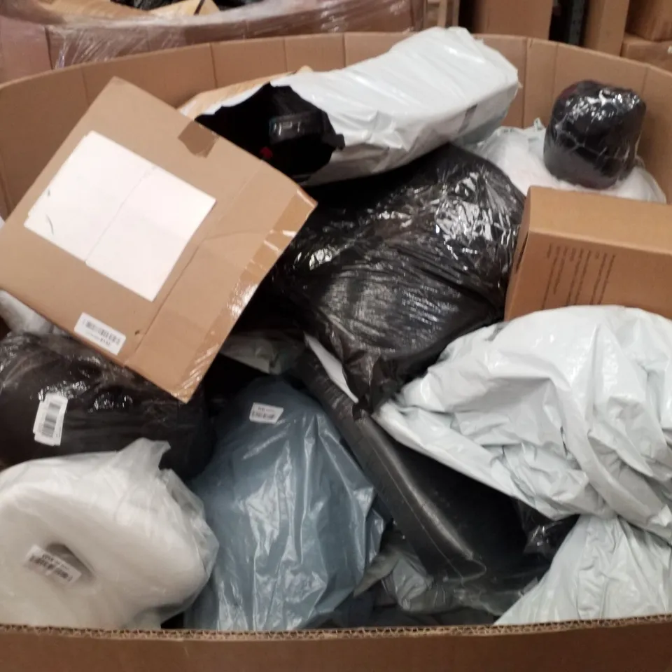 PALLET CONTAINING ASSORTED PILLOWS & CUSHIONS