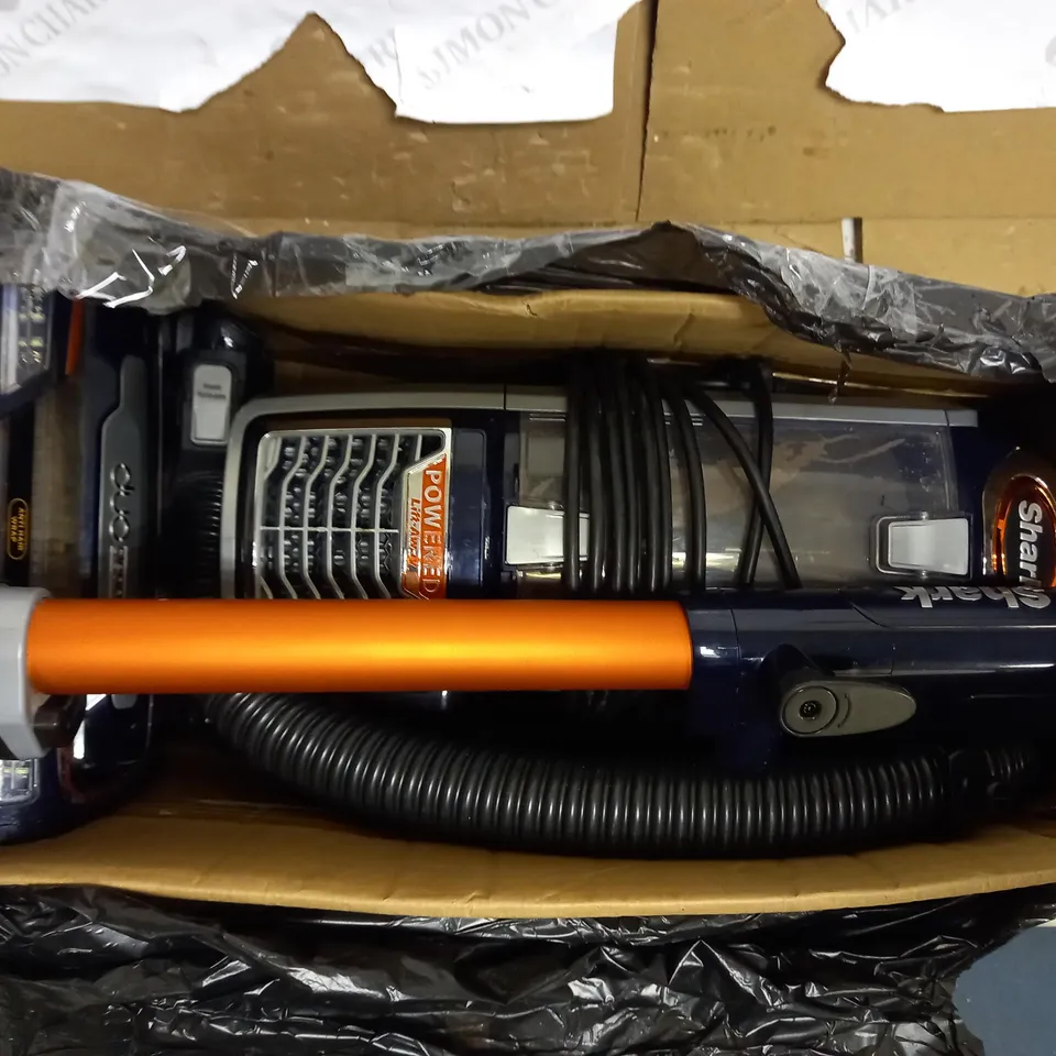 SHARK UPRIGHT VACUUM CLEANER - LIFT AWAY 