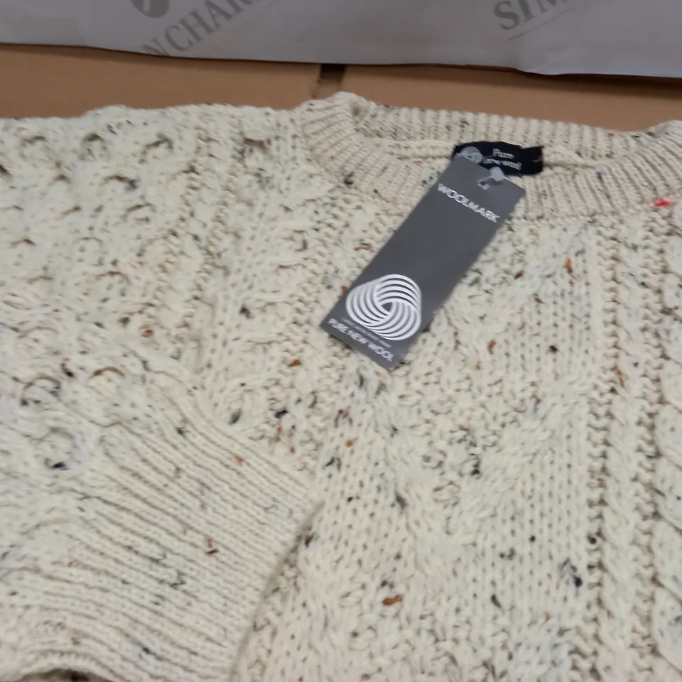 LOT OF 10 AS NEW PURE NEW WOOL KNITTED CREW JUMPERS IN ECRU - ALL L