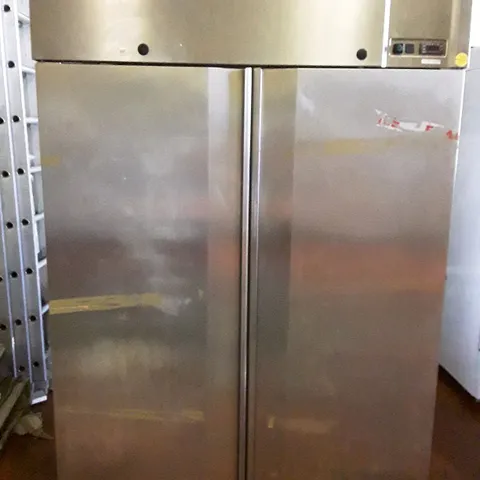 COMMERCIAL UPRIGHT REFRIGERATOR 