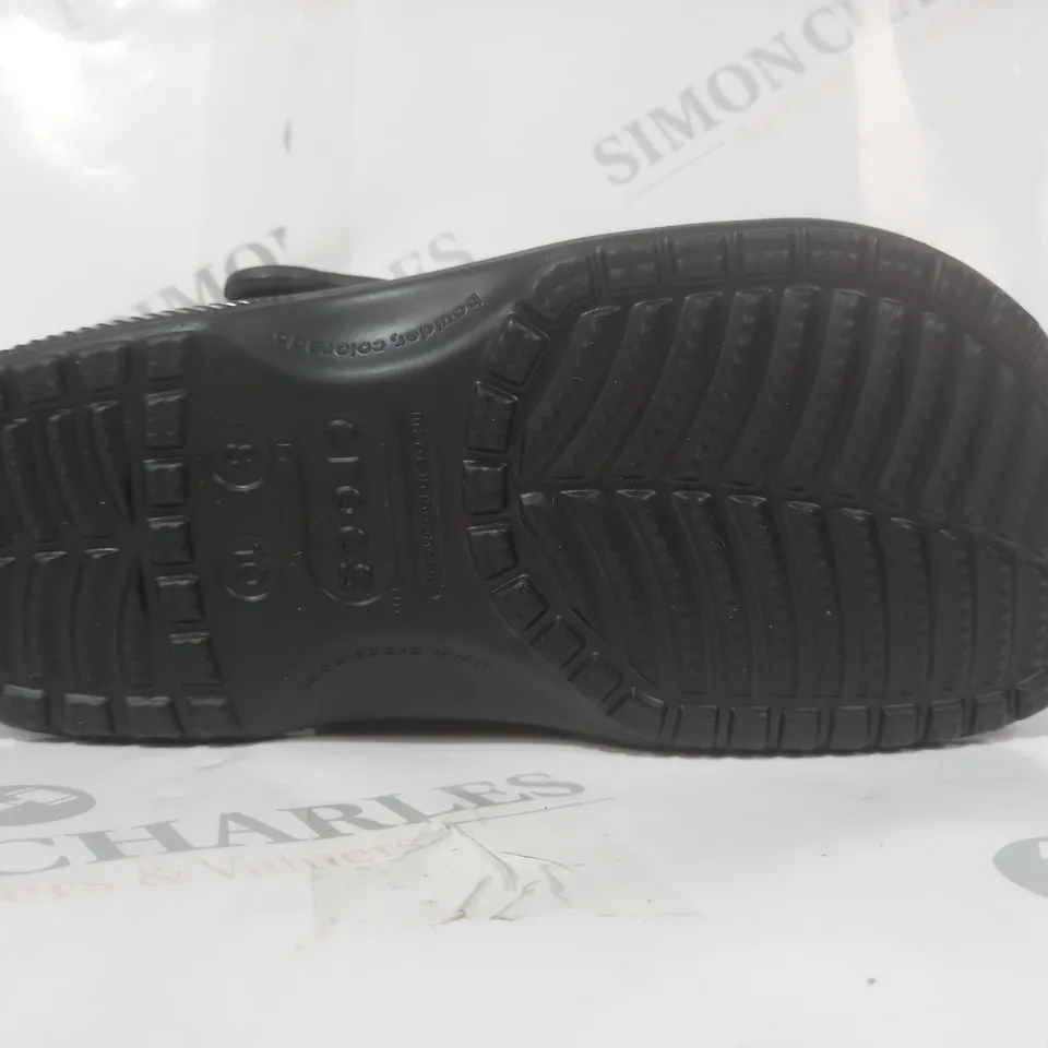 BOXED PAIR OF CROCS CLASSIC CLOGS IN BLACK UK SIZE M7/W8