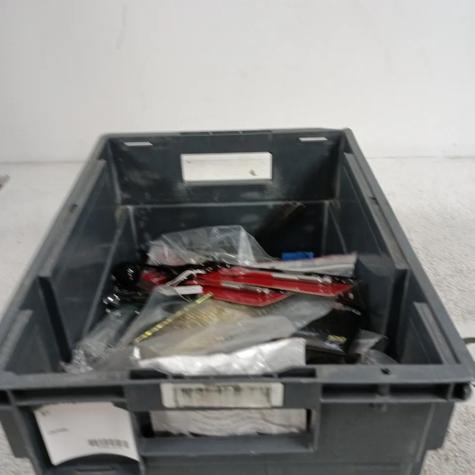 TOTE OF APPROXIMATELY 20 ASSORTED TOOLS/ACCESSORIES