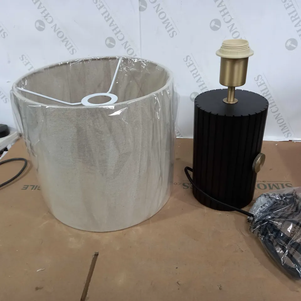 DESIGNER 1-LIGHT BLACK WOOD AND BRASS TAB LE LAMP WITH BEIGE SHADE