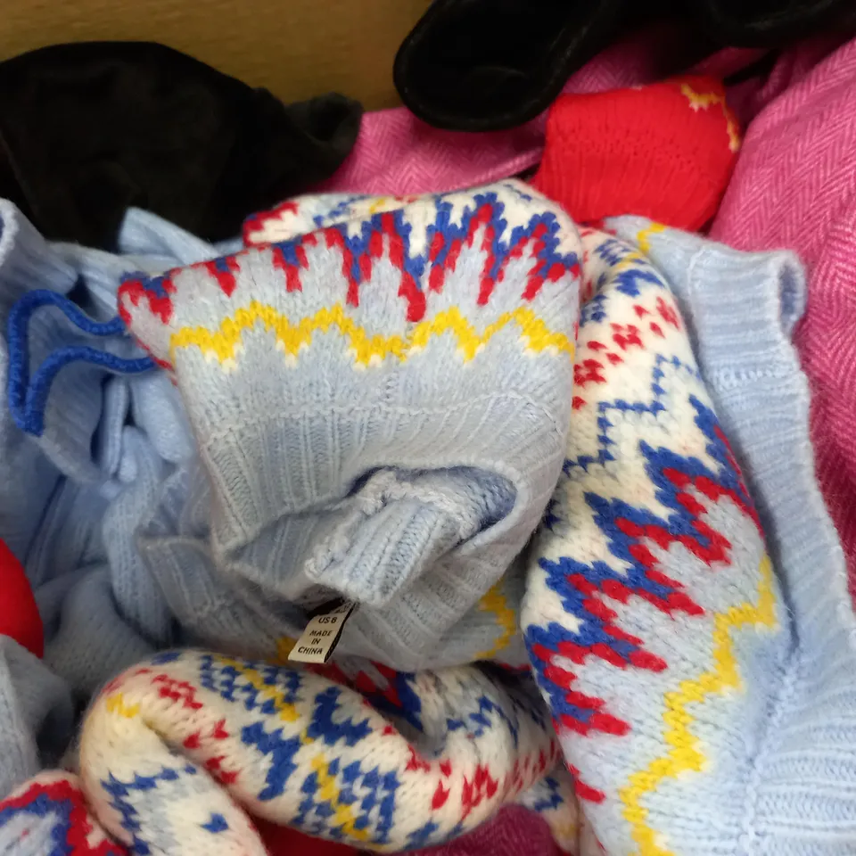 APPROXIMATELY 10 ITEMS OF ASSORTED WOMEN CLOTHING TO INCLUDE JOULES, CUDDL DUDS FASHION