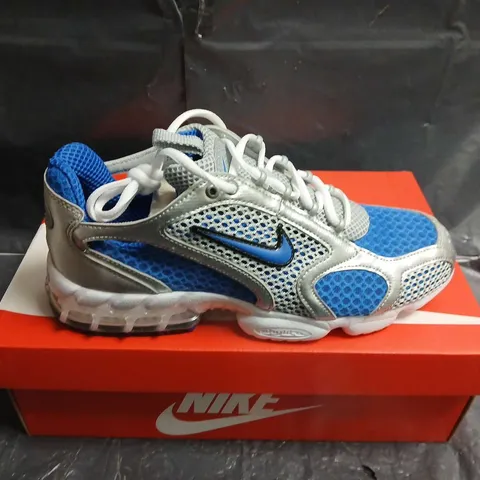BOXED PAIR OF NIKE AIR ZOOM SPIRIDON CAGE 2 TRAINERS -  UK SIZE 7.5