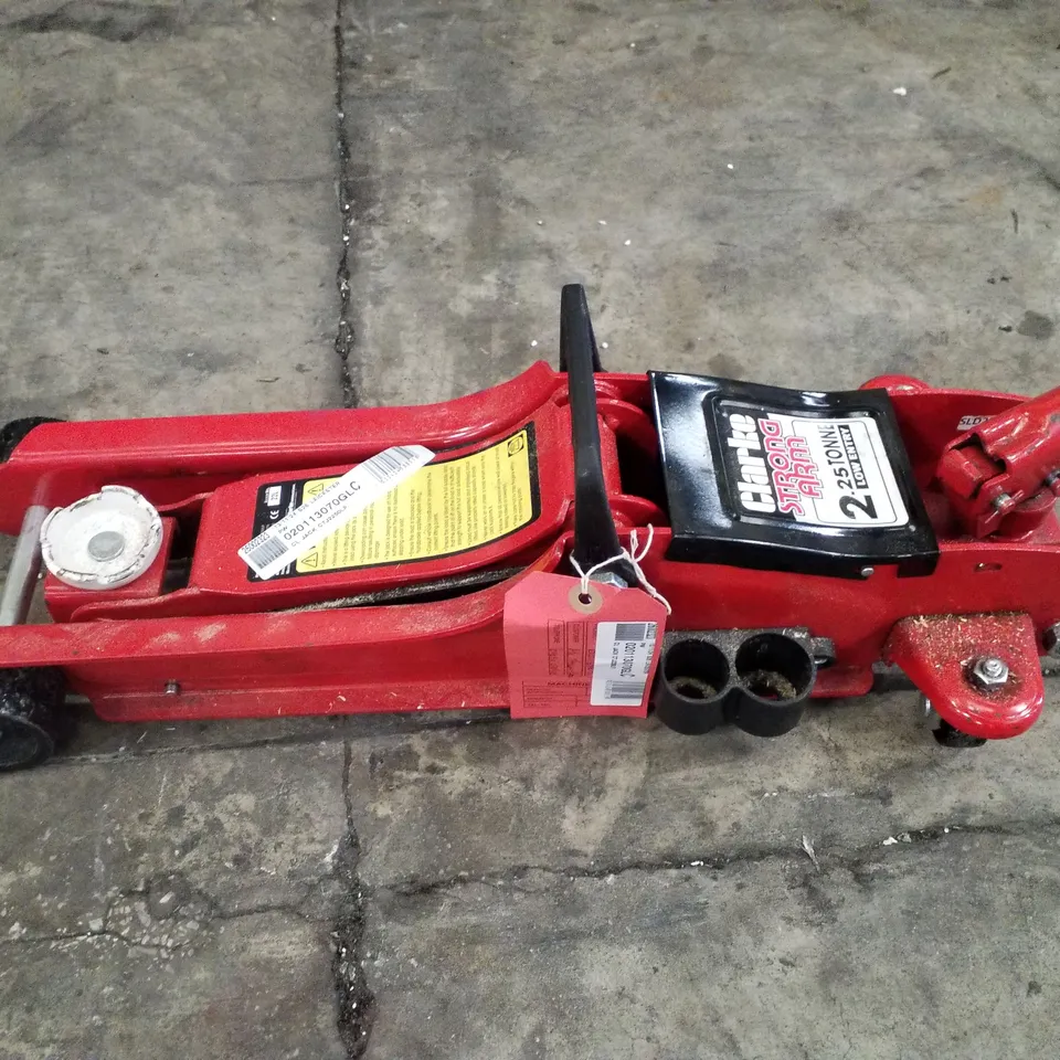 CLARKE CTJ2250LP 2.25 TONNE LOW PROFILE TROLLEY JACK WITH SOCKETS